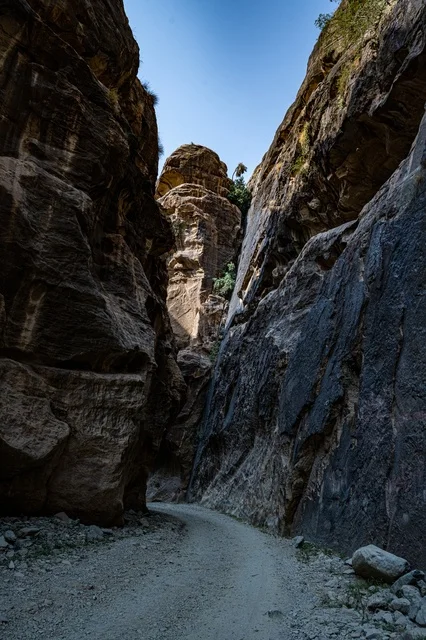 القمم والمرتفعات الصخرية،التكوينات الصخرية في وادي لجب بجازان في المملكة العربية السعودية،  الاشجار والنباتات الخضراء، معالم جازان الطبيعية، السياحية في السعودية