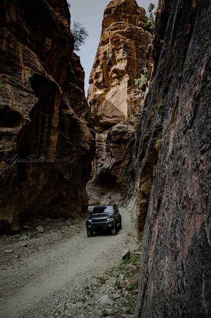 القمم والمرتفعات الصخرية،التكوينات الصخرية في وادي لجب بجازان في المملكة العربية السعودية،  الاشجار والنباتات الخضراء، معالم جازان الطبيعية، السياحية في السعودية