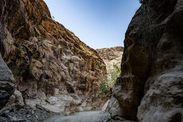 معالم جازان الطبيعية،القمم والمرتفعات الصخرية،التكوينات الصخرية في وادي لجب بجازان في المملكة العربية السعودية،  الاشجار والنباتات الخضراء، السياحية في السعودية