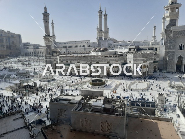 الساحة الخارجية للمسجد الحرام في الحرم المكي، مكان ومعلم ديني مقدس في المملكة العربية السعودية، نداء المسلمين لآداء فرض الصلاة في مكة المكرمة، الفن الهندسي المعماري على الطراز الإسلامي