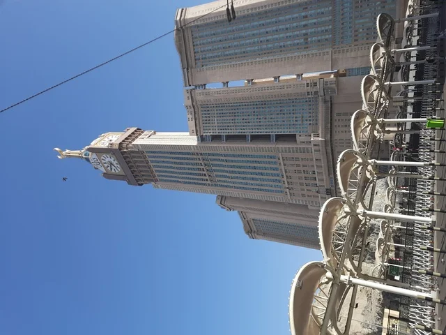 {معالم دينية إسلامية مقدسة، العبادة والتقرب إلى الله، مبنى برج الساعة الملكي في مكة المكرمة، الفن الهندسي المعماري للمساجد على الطراز الحديث، الفنادق والأبراج المطلة على الحرم المكي الشريف في المملكة العربية السعودية