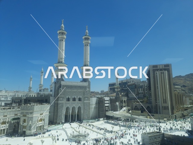 الساحة الخارجية للمسجد الحرام في الحرم المكي، مكان ومعلم ديني مقدس في المملكة العربية السعودية، نداء المسلمين لآداء فرض الصلاة في مكة المكرمة، الفن الهندسي المعماري على الطراز الإسلامي