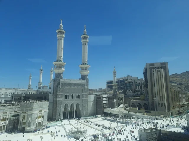 The outer courtyard of the Grand Mosque in the Holy Mosque, a sacred place and religious landmark in the Kingdom of Saudi Arabia, is the call for Muslims to perform the obligatory prayer in Mecca, showcasing architectural art in the Islamic style.
