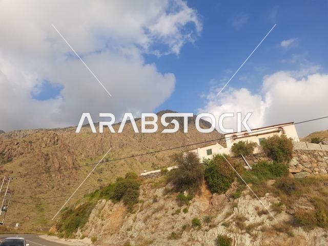 منظر طبيعي متميز للجبل في منطقة الباحة في المملكة العربية السعودية، الاهتمام بزراعة أشجار النخيل الخضراء في قرية الرخام في ذي عين الأثرية, التكوين والتشكيل الصخري للمرتفع الجبلي, معلم سياحي مشهور، مكان جذب واستقطاب السائحين