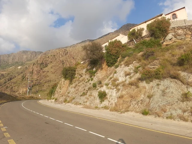 القمم والمرتفعات الجبلية, مناطق والرحلات الترفيهية, الطرق المعبدة في الأماكن المرتفعة, معالم سياحية طبيعية مشهورة, الطرقات الجبلية الوعرة والملتوية في منطقة الباحة في المملكة العربية السعودية