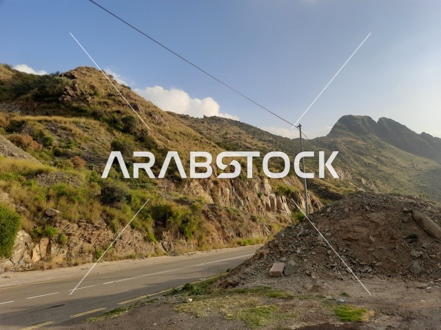 منظر طبيعي متميز للجبل في منطقة الباحة في المملكة العربية السعودية، الاهتمام بزراعة أشجار النخيل الخضراء في قرية الرخام في ذي عين الأثرية, التكوين والتشكيل الصخري للمرتفع الجبلي, معلم سياحي مشهور، مكان جذب واستقطاب السائحين