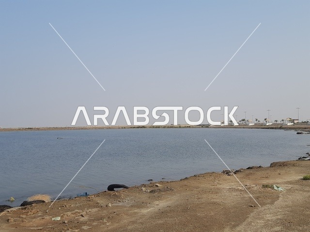 السواحل الشاطئية والواجهة البحرية في مدينة مكة المكرمة في المملكة العربية السعودية،  شاطئ البحر الاحمر في منطقة الليث في النهار، السواحل والمناظر الطبيعية المائية في المدن السياحية، مناطق وأماكن طبيعية عائليه ترفيهيه