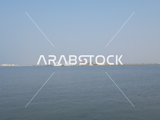 مناطق وأماكن طبيعية عائليه ترفيهيه، السواحل والمناظر الطبيعية المائية في المدن السياحية،السواحل الشاطئية والواجهة البحرية في مدينة مكة المكرمة في المملكة العربية السعودية،  شاطئ البحر الاحمر في منطقة الليث في النهار