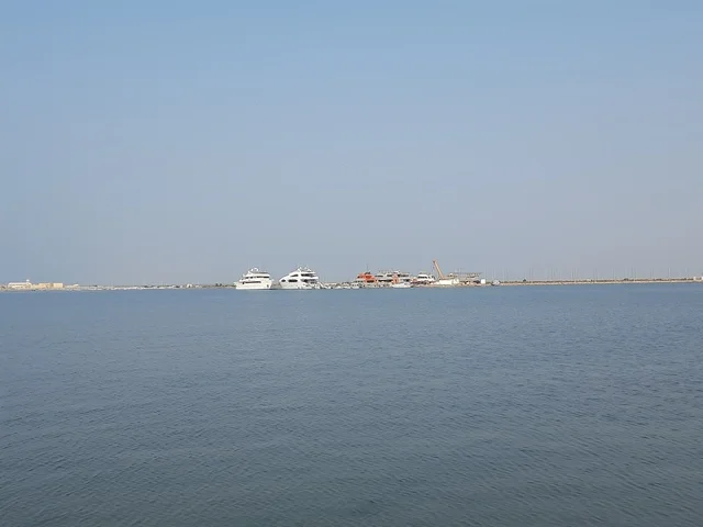 مناطق وأماكن طبيعية عائليه ترفيهيه، السواحل والمناظر الطبيعية المائية في المدن السياحية،السواحل الشاطئية والواجهة البحرية في مدينة مكة المكرمة في المملكة العربية السعودية،  شاطئ البحر الاحمر في منطقة الليث في النهار