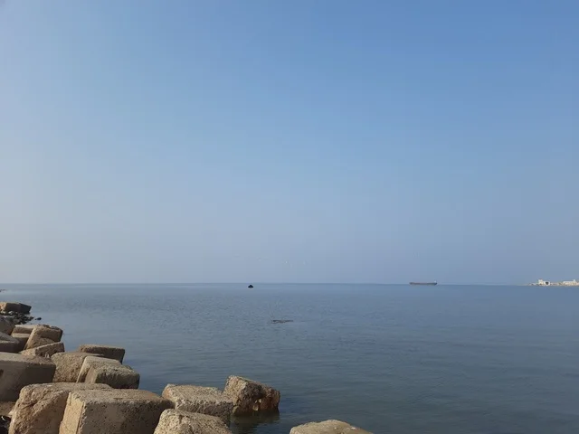 The beach shores and waterfront in the city of Mecca in the Kingdom of Saudi Arabia, the Red Sea beach in the Al-Lith area during the day, the shores and water landscapes in tourist cities, family recreational natural areas and places.