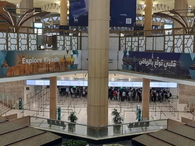 رحلات السفر الجويه ،الديكورات الداخليه والفن الهندسي المتميز لمطار جده الدولي في المملكة العربية السعودية, صالات استقبال المسافرين ، تقديم الخدمات الراقيه للمغادرين والقادمين في مطار جدة الدولي