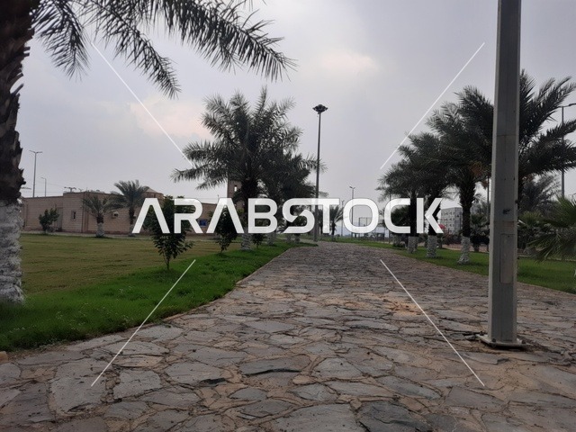 زراعة الأشجار والنباتات الخضراء في مدن المملكة العربية السعودية, السياحة وقضاء الوقت الممتع في المناطق المرتفعة, معالم سياحية مشهورة لجذب الزوار من شتى أنحاء العالم, ممشى مدينة الحجرة في منطقة الباحة, الطرقات والشوارع المعبدة في أماكن القمم والمرتفعات الجبلية