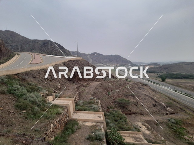 منظر طبيعي متميز للجبل في منطقة الباحة في المملكة العربية السعودية، الاهتمام بزراعة أشجار النخيل الخضراء في قرية الرخام في ذي عين الأثرية, التكوين والتشكيل الصخري للمرتفع الجبلي, معلم سياحي مشهور، مكان جذب واستقطاب السائحين