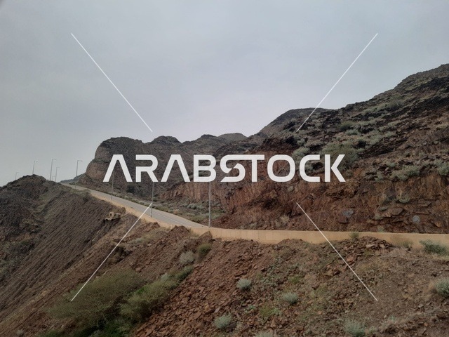 الطرق والشوارع الاسفلتية المعبدة  في منطقة الباحة، الطرق الهندسية لتسهيل مرور السيارات  على سفوح الجبالو الاماكن الوعيرة ، التكوينات والتشكيلات الصخرية في المناطق الجبلية