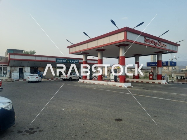 محطة محروقات في منطقة الباحة في  المملكة العربية السعودية، مضخات بنزين متطورة في الطرقات، تزويد السيارات بالوقود اللازم لعملها، وسائل النقل البرية الحديثة والسريعة