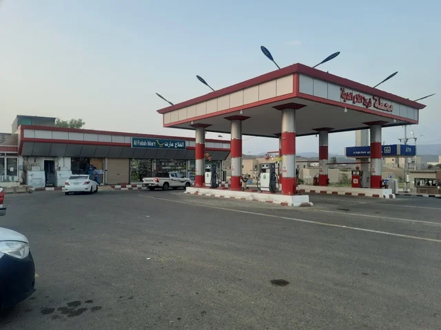 محطة محروقات في منطقة الباحة في  المملكة العربية السعودية، مضخات بنزين متطورة في الطرقات، تزويد السيارات بالوقود اللازم لعملها، وسائل النقل البرية الحديثة والسريعة