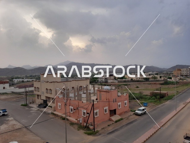 الطرقات والشوارع المعبدة في منطقة الباحة جنوب السعودية, المعالم التاريخيه التراثيه السياحية المشهورة، المباني الحجرية في مدينة الباحة بالمملكة العربية السعودية، منظر السماء الملبدة بالغيوم