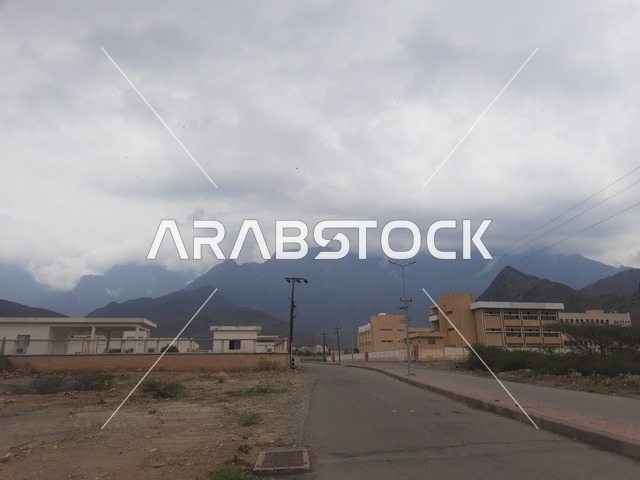 الطرقات والشوارع المعبدة في منطقة الباحة جنوب السعودية, المعالم التاريخيه التراثيه السياحية المشهورة، المباني الحجرية في مدينة الباحة بالمملكة العربية السعودية، منظر السماء الملبدة بالغيوم