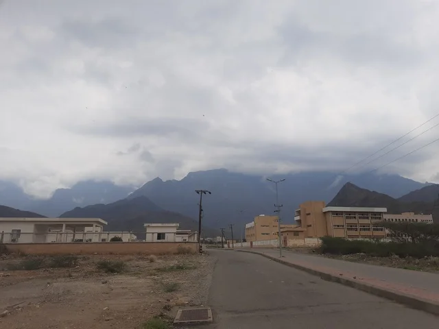 الطرقات والشوارع المعبدة في منطقة الباحة جنوب السعودية, المعالم التاريخيه التراثيه السياحية المشهورة، المباني الحجرية في مدينة الباحة بالمملكة العربية السعودية، منظر السماء الملبدة بالغيوم