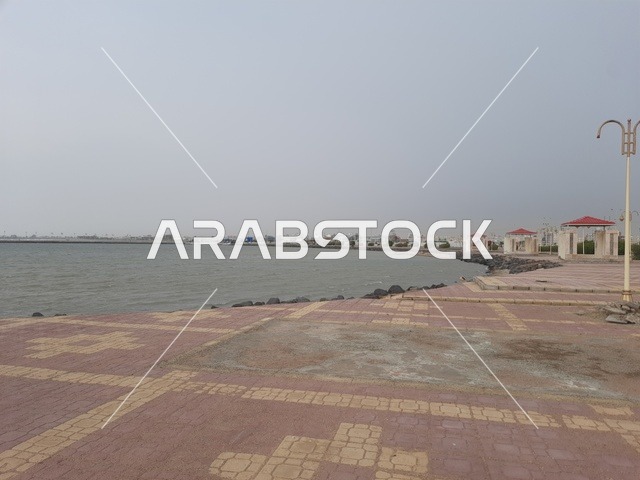 السواحل الشاطئية والواجهة البحرية في مدينة مكة المكرمة في المملكة العربية السعودية،  شاطئ البحر الاحمر في منطقة الليث في النهار، السواحل والمناظر الطبيعية المائية في المدن السياحية، مناطق وأماكن طبيعية عائليه ترفيهيه