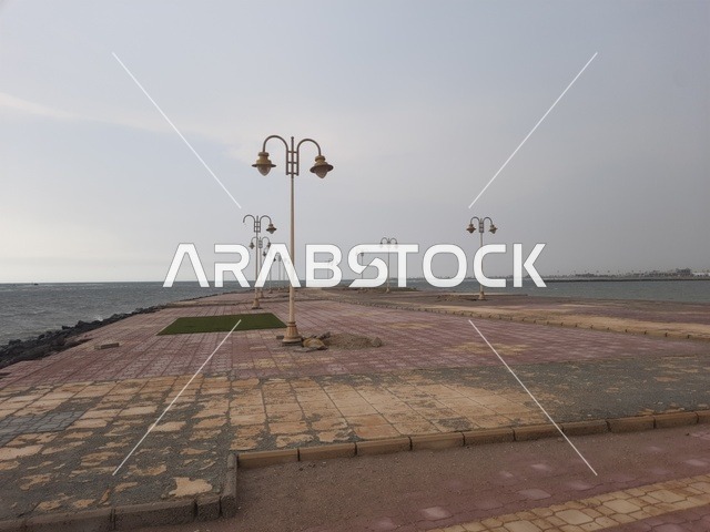 السواحل والمناظر الطبيعية المائية في المدن السياحية،السواحل الشاطئية والواجهة البحرية في مدينة مكة المكرمة في المملكة العربية السعودية، صورة لعامود الإنارة امام شاطئ البحر الاحمر في منطقة الليث في النهار، مناطق وأماكن طبيعية عائليه ترفيهيه