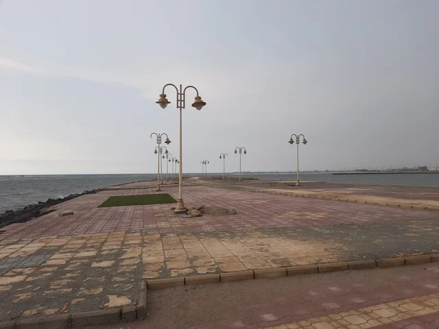 السواحل والمناظر الطبيعية المائية في المدن السياحية،السواحل الشاطئية والواجهة البحرية في مدينة مكة المكرمة في المملكة العربية السعودية، صورة لعامود الإنارة امام شاطئ البحر الاحمر في منطقة الليث في النهار، مناطق وأماكن طبيعية عائليه ترفيهيه