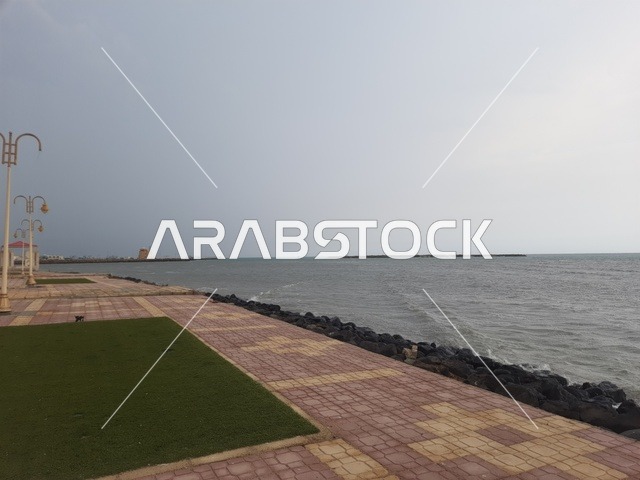 السواحل والمناظر الطبيعية المائية في المدن السياحية،السواحل الشاطئية والواجهة البحرية في مدينة مكة المكرمة في المملكة العربية السعودية، صورة لعامود الإنارة امام شاطئ البحر الاحمر في منطقة الليث في النهار، مناطق وأماكن طبيعية عائليه ترفيهيه