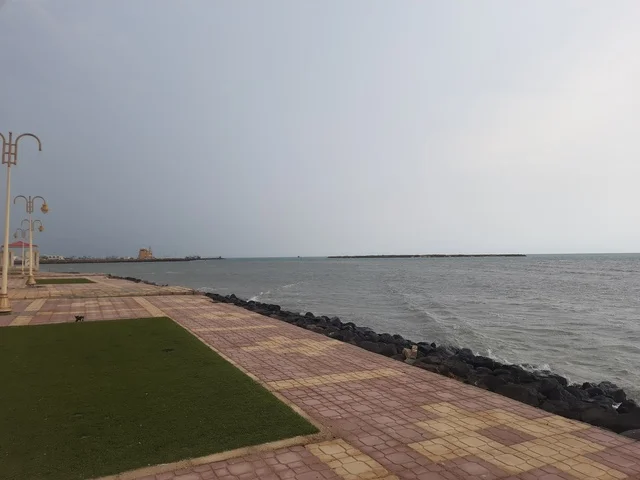 السواحل والمناظر الطبيعية المائية في المدن السياحية،السواحل الشاطئية والواجهة البحرية في مدينة مكة المكرمة في المملكة العربية السعودية، صورة لعامود الإنارة امام شاطئ البحر الاحمر في منطقة الليث في النهار، مناطق وأماكن طبيعية عائليه ترفيهيه