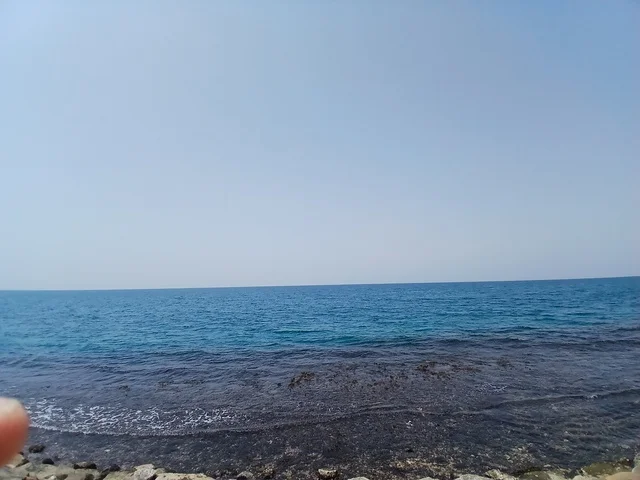 منظر المياه البحرية الزرقاء، مناطق النزهات والر حلات الترفيهية في العطلة الصيفية، شاطئ مدينة الليث في النهار، المعالم السياحية والساحلية المشهورة في محافظه الليث بمنطقه مكه المكرمه