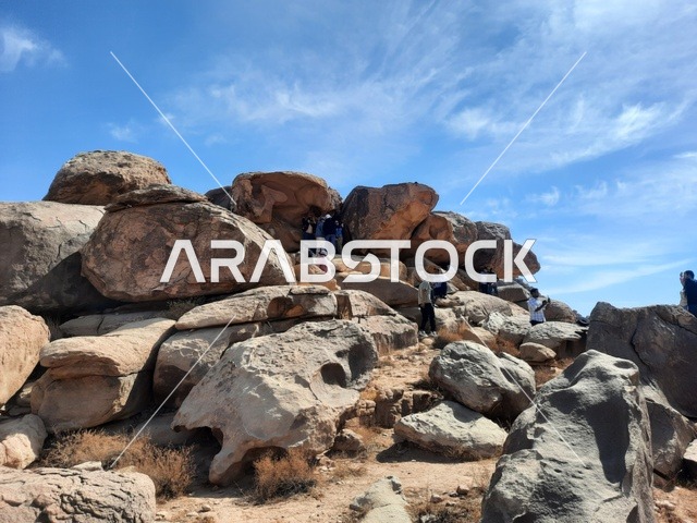 تشكيل صخري كبير يتكون من صخور ضخمة، رحلات السفاري والأنشطة الترفيهية الممتعة في مدائن صالح، الأماكن السياحية في المناطق الصحراوية في المملكة، التشكيلات و التكوينات الصخرية في وسط صحراء السعودية، المعالم الأثرية التاريخية القديمة، الاعشاب الجافة في المناطق الصحراوية