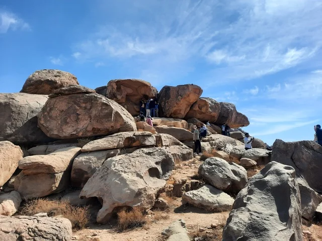 تشكيل صخري كبير يتكون من صخور ضخمة، رحلات السفاري والأنشطة الترفيهية الممتعة في مدائن صالح، الأماكن السياحية في المناطق الصحراوية في المملكة، التشكيلات و التكوينات الصخرية في وسط صحراء السعودية، المعالم الأثرية التاريخية القديمة، الاعشاب الجافة في المناطق الصحراوية