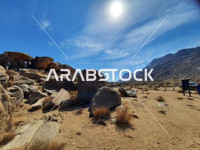 شكل جبلي من صخور كبيرة بازلتية، رحلات السفاري والأنشطة الترفيهية الممتعة في مدائن صالح، الأماكن السياحية في المناطق الصحراوية في المملكة، التشكيلات و التكوينات الصخرية في وسط صحراء السعودية، المعالم الأثرية التاريخية القديمة، الاعشاب الجافة في المناطق الصحراوية