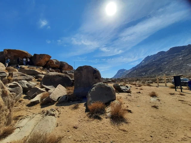 شكل جبلي من صخور كبيرة بازلتية، رحلات السفاري والأنشطة الترفيهية الممتعة في مدائن صالح، الأماكن السياحية في المناطق الصحراوية في المملكة، التشكيلات و التكوينات الصخرية في وسط صحراء السعودية، المعالم الأثرية التاريخية القديمة، الاعشاب الجافة في المناطق الصحراوية