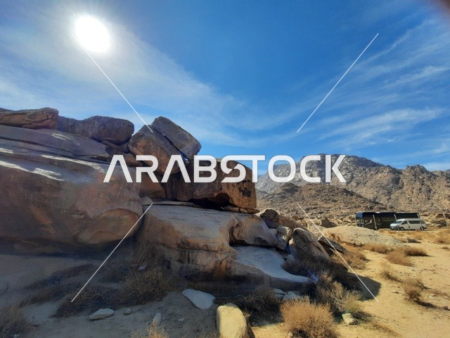 صخور كبيرة بازلتية على شكل جبل، رحلات السفاري والأنشطة الترفيهية الممتعة في مدائن صالح، الأماكن السياحية في المناطق الصحراوية في المملكة، التشكيلات و التكوينات الصخرية في وسط صحراء السعودية، المعالم الأثرية التاريخية القديمة، الاعشاب الجافة في المناطق الصحراوية