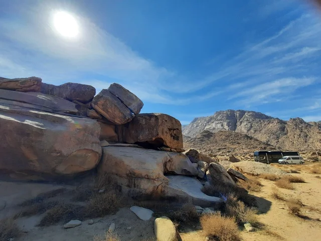 صخور كبيرة بازلتية على شكل جبل، رحلات السفاري والأنشطة الترفيهية الممتعة في مدائن صالح، الأماكن السياحية في المناطق الصحراوية في المملكة، التشكيلات و التكوينات الصخرية في وسط صحراء السعودية، المعالم الأثرية التاريخية القديمة، الاعشاب الجافة في المناطق الصحراوية