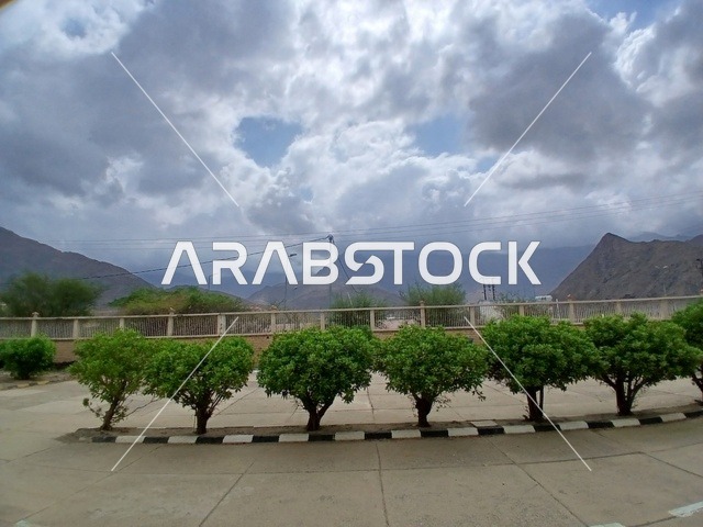 القمم والمرتفعات الجبلية ، السماء المليئة بالغيوم البيضاء الكثيفة، مناظر طبيعية سياحية مشهورة في المملكة العربية السعودية، مناطق للرحلات والجولات العائلية الممتعة، الأشجار والنباتات الخضراء في محافظة الباحة، الاماكن والمناطق الطبيعية