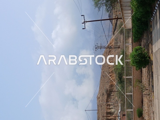 القمم والمرتفعات الجبلية ، السماء المليئة بالغيوم البيضاء الكثيفة، مناظر طبيعية سياحية مشهورة في المملكة العربية السعودية، مناطق للرحلات والجولات العائلية الممتعة، الأشجار والنباتات الخضراء في محافظة الباحة، الاماكن والمناطق الطبيعية