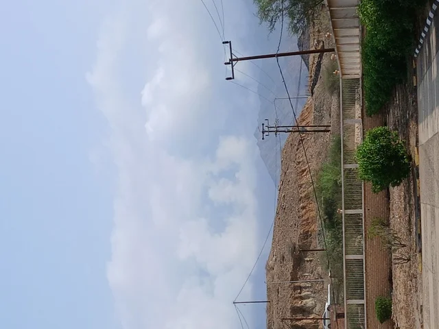 القمم والمرتفعات الجبلية ، السماء المليئة بالغيوم البيضاء الكثيفة، مناظر طبيعية سياحية مشهورة في المملكة العربية السعودية، مناطق للرحلات والجولات العائلية الممتعة، الأشجار والنباتات الخضراء في محافظة الباحة، الاماكن والمناطق الطبيعية