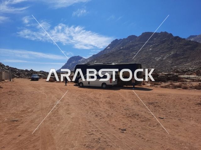 صورة للتشكيلات و التكوينات الصخرية في وسط صحراء السعودية، المناطق الأثرية التاريخية القديمة، الاعشاب والنباتات في المناطق الصحراوية، رحلات السفاري والأنشطة الترفيهية الممتعة، الأماكن السياحية في المناطق الصحراوية في المملكة