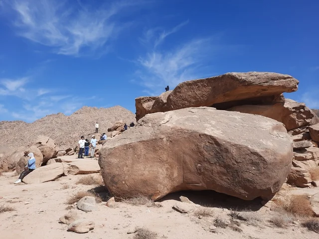 صخرة كبيرة وسط الصحراء، الاعشاب الجافة في المناطق الصحراوية، رحلات السفاري والأنشطة الترفيهية الممتعة في مدائن صالح، الأماكن السياحية في المناطق الصحراوية في المملكة، التشكيلات و التكوينات الصخرية في وسط صحراء السعودية، المعالم الأثرية التاريخية القديمة