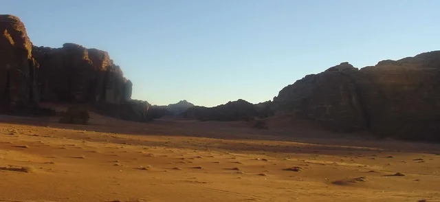 وادي الديسة في منطقة تبوك في النهار، أرض النخيل والعيون، مكان ومنطقة سياحية مشهورة، التضاريس الجبلية الطبيعية في المملكة العربية السعودية، نمو النبات البري والشوكي، التكوينات والتشكيلات الصخرية على الوديان الجبلية في الأماكن الأثرية التاريخية