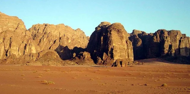 وادي الديسة في منطقة تبوك في النهار، أرض النخيل والعيون، مكان ومنطقة سياحية مشهورة، التضاريس الجبلية الطبيعية في المملكة العربية السعودية، نمو النبات البري والشوكي، التكوينات والتشكيلات الصخرية على الوديان الجبلية في الأماكن الأثرية التاريخية