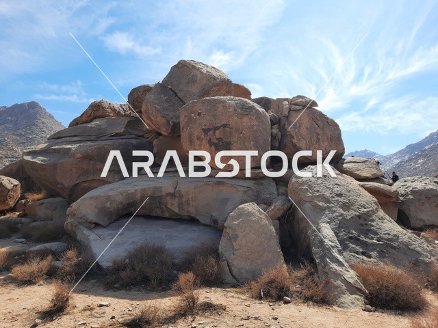 تشكيل صخري كبير يتكون من صخور ضخمة، رحلات السفاري والأنشطة الترفيهية الممتعة في مدائن صالح، الأماكن السياحية في المناطق الصحراوية في المملكة، التشكيلات و التكوينات الصخرية في وسط صحراء السعودية، المعالم الأثرية التاريخية القديمة، الاعشاب الجافة في المناطق الصحراوية