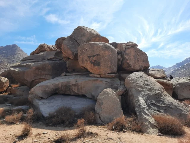 تشكيل صخري كبير يتكون من صخور ضخمة، رحلات السفاري والأنشطة الترفيهية الممتعة في مدائن صالح، الأماكن السياحية في المناطق الصحراوية في المملكة، التشكيلات و التكوينات الصخرية في وسط صحراء السعودية، المعالم الأثرية التاريخية القديمة، الاعشاب الجافة في المناطق الصحراوية