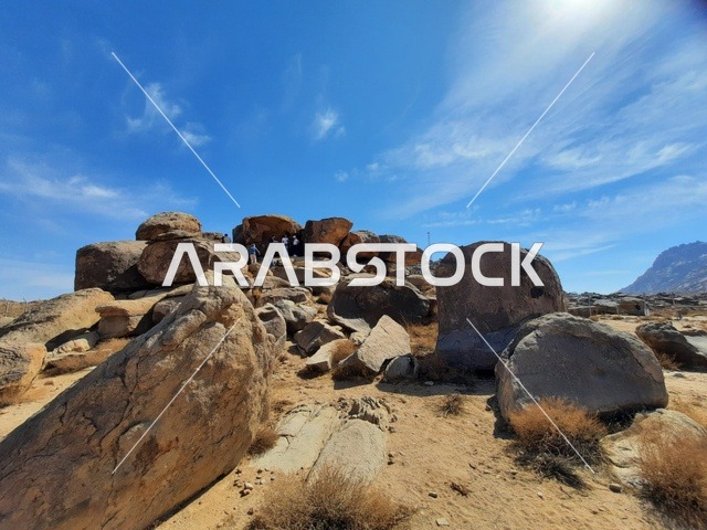 شكل جبلي من صخور كبيرة بازلتية، رحلات السفاري والأنشطة الترفيهية الممتعة في مدائن صالح، الأماكن السياحية في المناطق الصحراوية في المملكة، التشكيلات و التكوينات الصخرية في وسط صحراء السعودية، المعالم الأثرية التاريخية القديمة، الاعشاب الجافة في المناطق الصحراوية