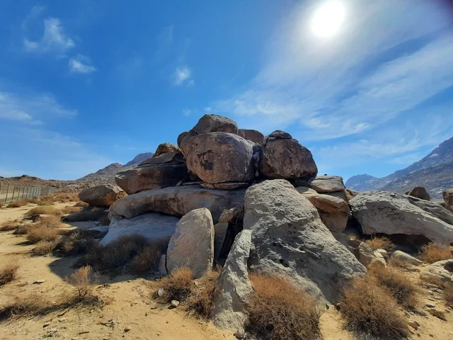 صخور كبيرة بازلتية على شكل جبل، رحلات السفاري والأنشطة الترفيهية الممتعة في مدائن صالح، الأماكن السياحية في المناطق الصحراوية في المملكة، التشكيلات و التكوينات الصخرية في وسط صحراء السعودية، المعالم الأثرية التاريخية القديمة، الاعشاب الجافة في المناطق الصحراوية