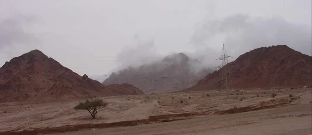 الأجواء الضبابية أعلى القمم والمرتفعات الجبلية، مكان ومنطقة سياحية مشهورة، التضاريس الجبلية الطبيعية في المملكة العربية السعودية، نمو النبات البري والشوكي، التكوينات والتشكيلات الصخرية