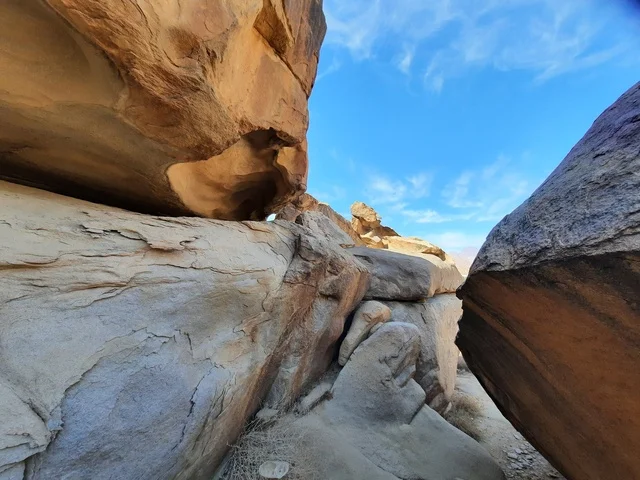 السياحية في المناطق الصحراوية، صورة مقربة لتكوينات والتشكيلات الصخرية في وسط صحراء السعودية، المناطق الأثرية التاريخية القديمة، الاعشاب والنباتات في المناطق الصحراوية، رحلات السفاري والأنشطة الترفيهية الممتعة، الأماكن السياحية في المناطق الصحراوية في المملكة6r28