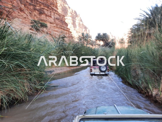 سيارة صحاروية تسير على الماء، للتشكيلات و التكوينات الصخرية في وسط صحراء السعودية، المناطق الأثرية التاريخية القديمة، الاعشاب الجافة في المناطق الصحراوية، رحلات السفاري والأنشطة الترفيهية الممتعة، الأماكن السياحية في المناطق الصحراوية في المملكة