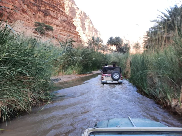 سيارة صحاروية تسير على الماء، للتشكيلات و التكوينات الصخرية في وسط صحراء السعودية، المناطق الأثرية التاريخية القديمة، الاعشاب الجافة في المناطق الصحراوية، رحلات السفاري والأنشطة الترفيهية الممتعة، الأماكن السياحية في المناطق الصحراوية في المملكة